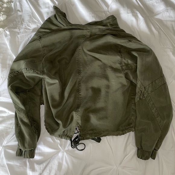 Green Jacket💚🧥 - Picture 4 of 5